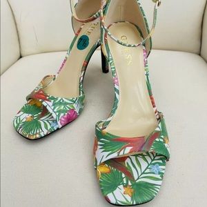 GUESS SHOES WOMEN US SIZE 7 1/2 WITH STRAP BEAUTIFUL DESIGN